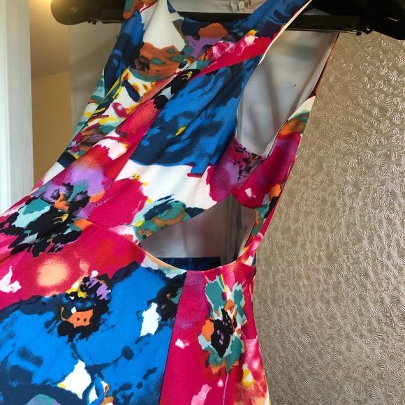 Floral mini dress with side cut outs - Picture 2 of 3